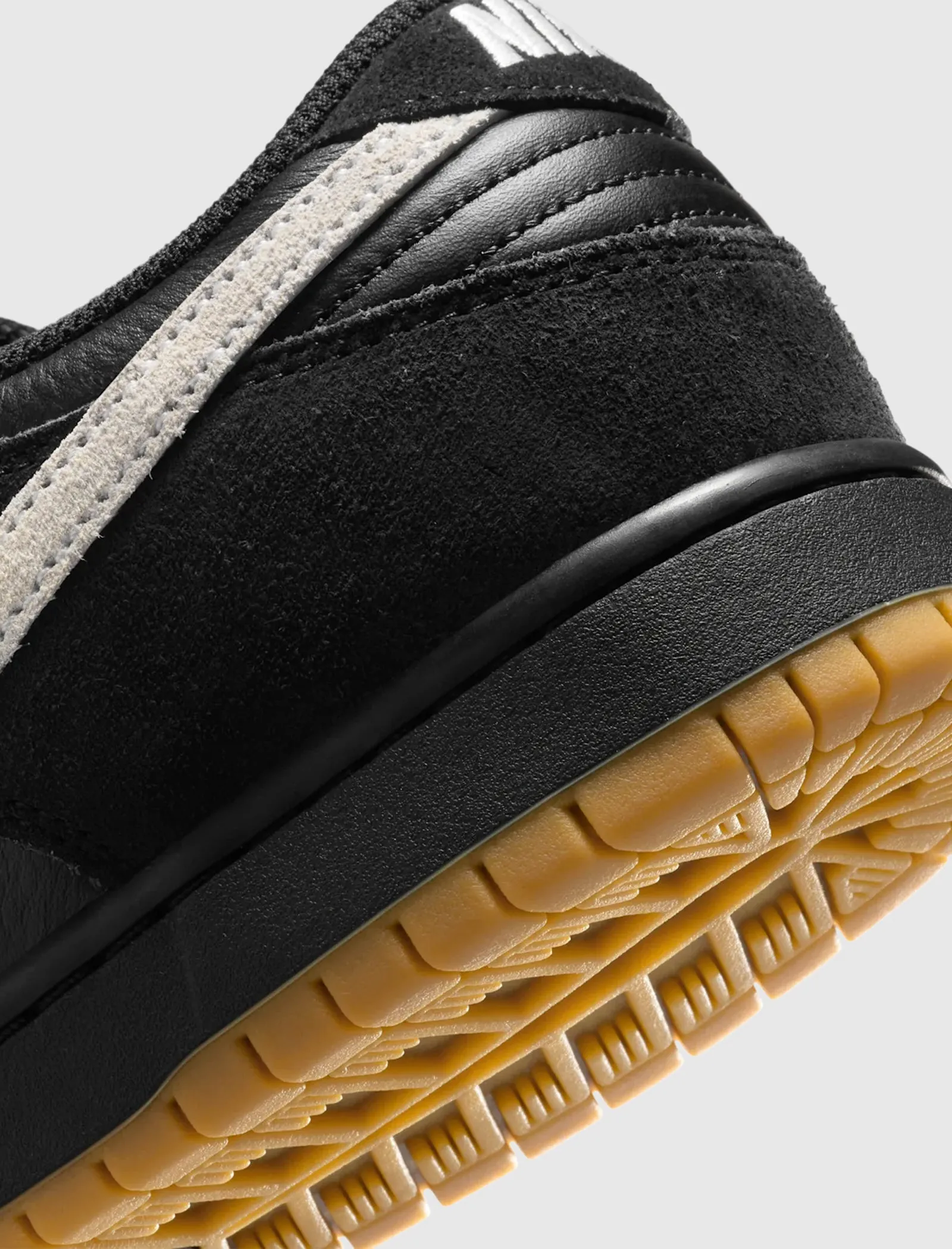 DUNK LOW SB "BLACK/GUM"