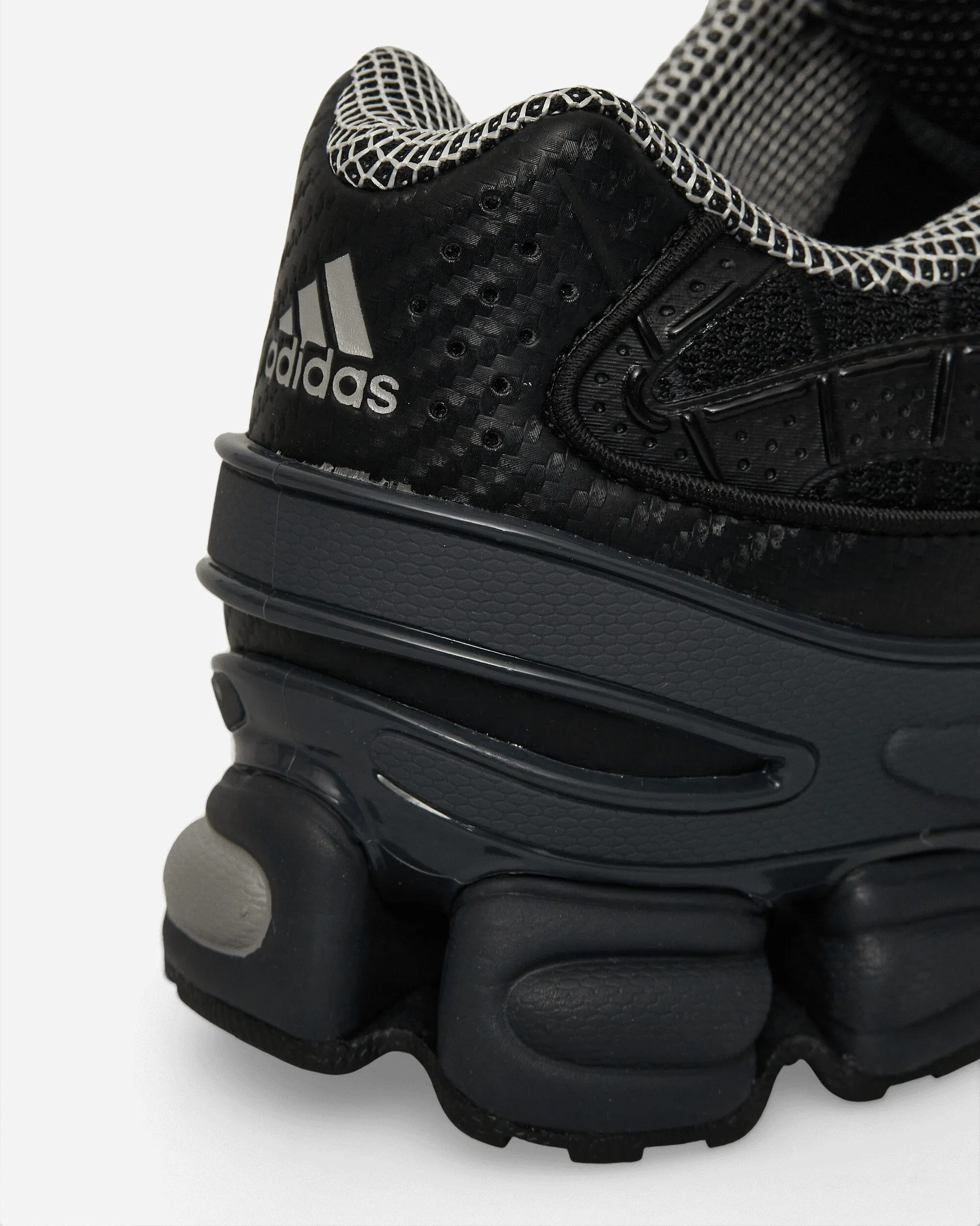 Ozweego Pro Sneakers Core Black / Iron Metallic / Grey Six